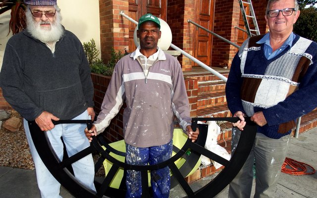 Vlnr is Paul Knoetze, Fred Timmers en Jannie Botha kort voor die ophysing van een van die swaar vlekvrye staalraamwerke vir die kerkhorlosie